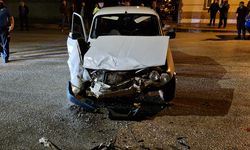 Çorum'da korkutan kaza: Ticari araç ve otomobil çarpıştı, 2 yaralı!