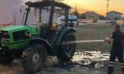 Patlama sesleriyle uyandılar: Park halindeki traktör alev alev yandı!
