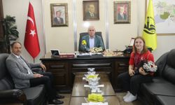 Avrupa şampiyonu milli güreşçi Beyzanur Akkuş, Bayburt Belediyesini ziyaret etti
