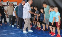 Olimpiyat şampiyonu eski milli güreşçi Demir, Taşova'da sporcuları ziyaret etti