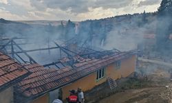 Alaca'da mutfak tüpü patladı: Ev ve samanlık yanarak kül oldu