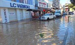 Bafra'da su borusu patladı, yol su altında kaldı