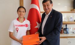 U15 Kadın Futbol Milli Takım seçmelerine davet edilen sporcuya krampon hediye edildi