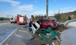 Çorum’da korkutan kaza: Otomobil bariyere çarptı, sürücü yaralı!