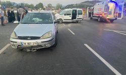 Bolu'da hafif ticari araç ile otomobilin çarpıştığı kazada 3 kişi yaralandı