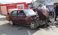 Samsun'da hafif ticari araçla çarpışan otomobildeki 3 kişi yaralandı