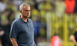 Mourinho sahada çıldırdı: VAR kararına Laptop ile inanılmaz tepki