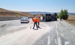 Çorum'da kamyon devrildi: Sürücü yaralandı! Yol kapandı