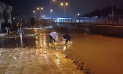 Çorum’da şiddetli yağış yolları göle çevirdi, Ev ve iş yerlerini su bastı!