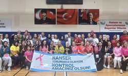 Kadınlar voleybol sahasında meme kanserine karşı farkındalık için mücadele etti