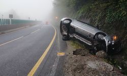 Bolu Dağı'nın Düzce geçişinde devrilen otomobilin sürücüsü ağır yaralandı