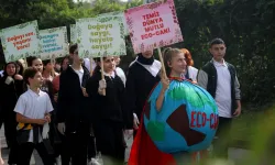 Sakarya'da gençler çöp ve pankartlarla Sapanca Gölü’nden çağrı yaptı