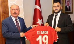 Çorum Valisi Ali Çalgan'a Çorum FK forması hediye edildi