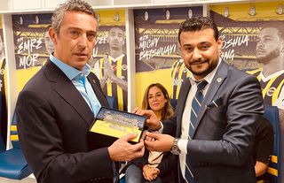 Çorumlu minik taraftardan Fenerbahçe Başkanı Ali Koç'un gözleri dolduran hediye
