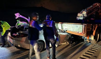Amasya - Çorum karayolunda feci kaza! Otomobil vinçle çarpıştı: 1 ölü