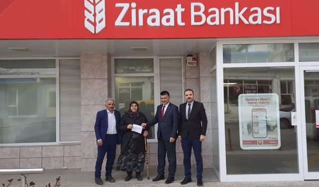Kadın çiftçi traktörünü satıp gelirini depremzedelere bağışladı