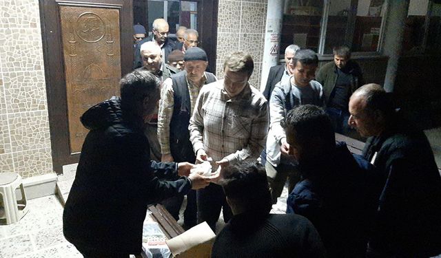 Yöresel tatlı Dodurga Bey Helvası Kadir Gecesi'nde vatandaşlara ikram edildi