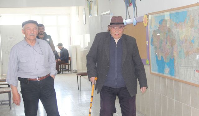 Çorum'da 103 yaşındaki vatandaş, demokratik görevini yerine getirdi