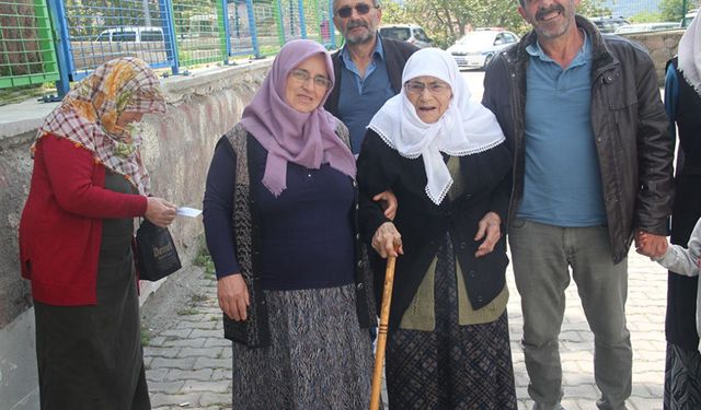 103 yaşındaki 'Asırlık çınarlar' oy kullanmak için sandığa gitti