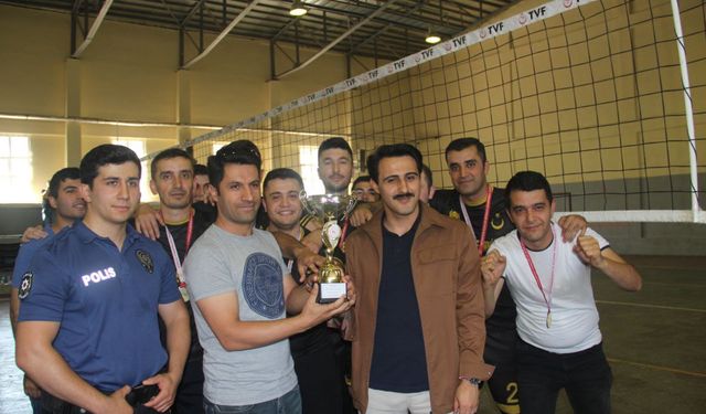 Voleybol Turnuvası'nda şampiyon Emniyetspor