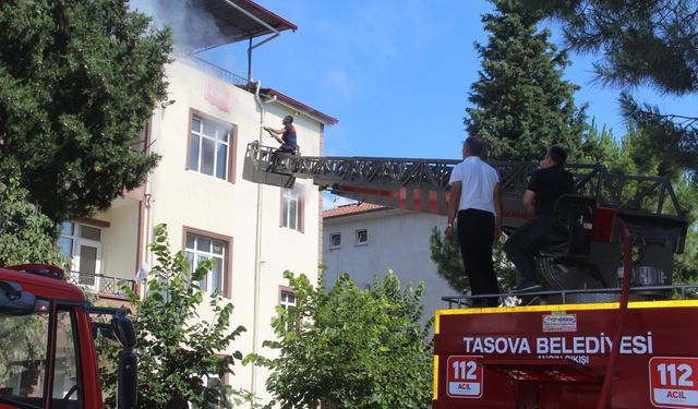 Amasya'da yangın çıkan ev kullanılamaz hale geldi