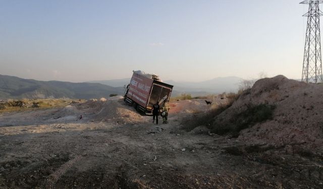 Karabük'te toprak yığınına çarpan kamyonun sürücüsü yaralandı