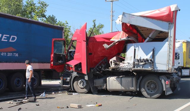 Kastamonu'da 2 tırın çarpıştığı kazada 1 kişi yaralandı