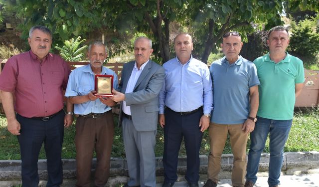 Sinop'ta çevre temizliğine katkıda bulunan vatandaş belediye tarafından ödüllendirildi