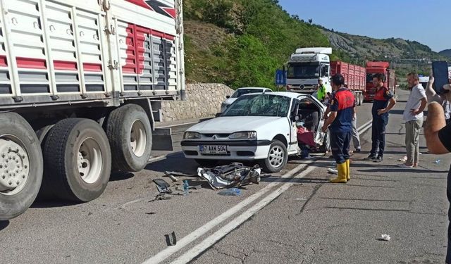 Sinop'ta iki otomobil çarpıştı, 1 kişi öldü, 8 kişi yaralandı