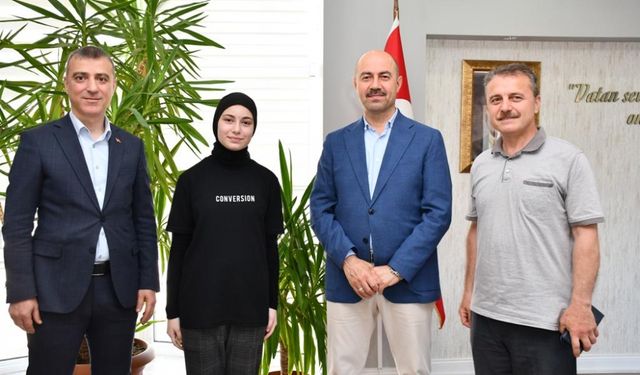 Terme Belediye Başkanı Kılıç, LGS sınavında dereceye giren öğrencileri ödüllendirdi