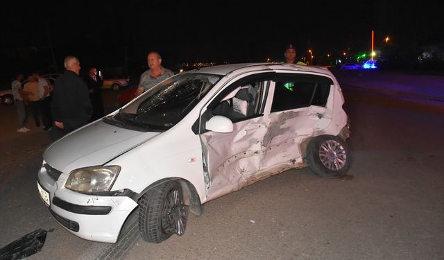 KIRIKKALE - İki otomobil çarpıştı 3 kişi yaralandı