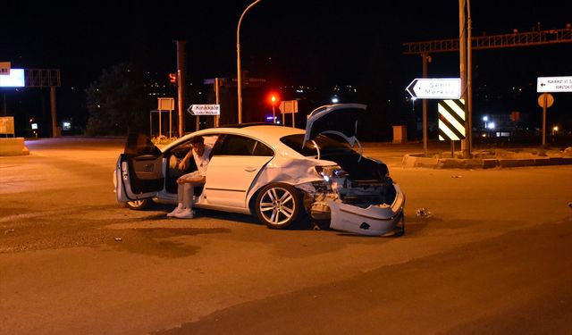 KIRIKKALE - İki otomobilin çarpışması sonucu 5 kişi yaralandı