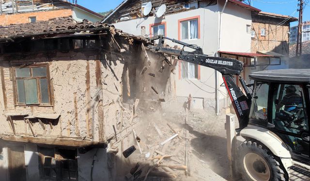 Metruk evler yıkıyor, odunlarını ihtiyaç sahiplerine dağıtıyor