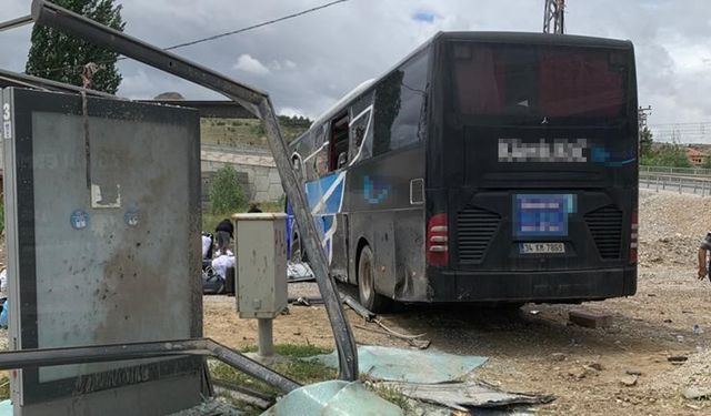 Kontrolden çıkan yolcu otobüsü durağa daldı: 4 yaralı