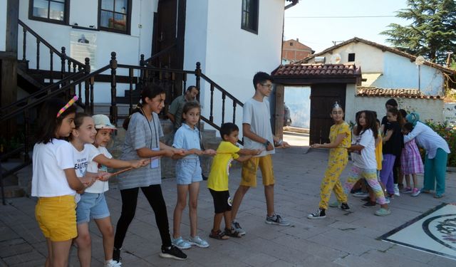 Amasya'da çocuklar unutulmaya yüz tutmuş sokak oyunlarıyla eğlendi