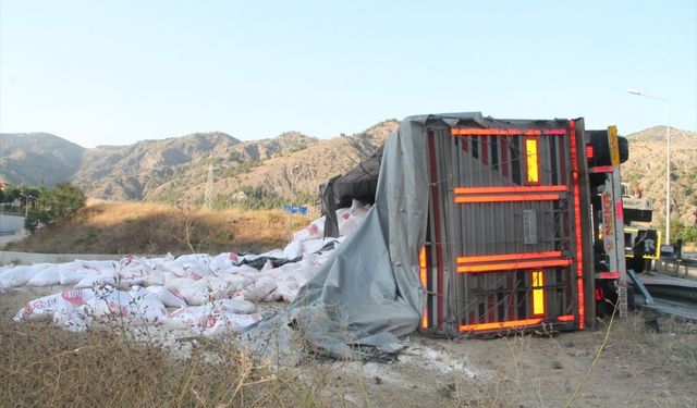 Amasya'da devrilen un yüklü tırın sürücüsü öldü
