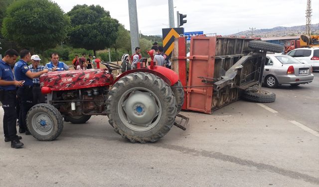 Amasya'da traktör ile çarpışan hafif ticari araçtaki 5 kişi yaralandı