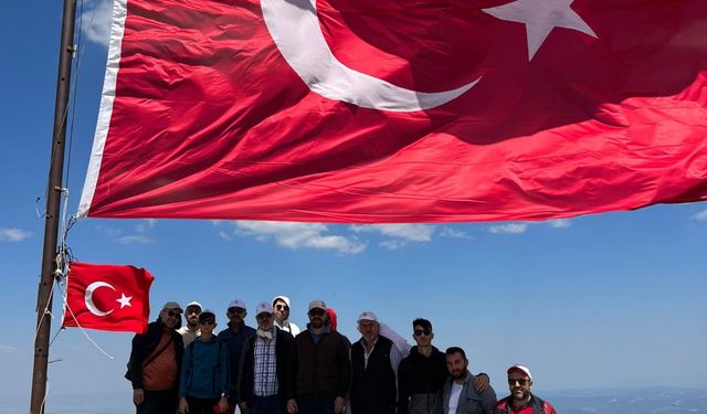 Ilgaz Dağı'nın zirvesindeki Türk bayrağı 24 metrekarelik bayrakla değiştirildi