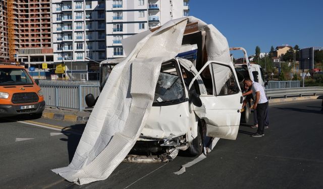 Kastamonu'da bariyere çarpan kamyonetin sürücüsü yaralandı