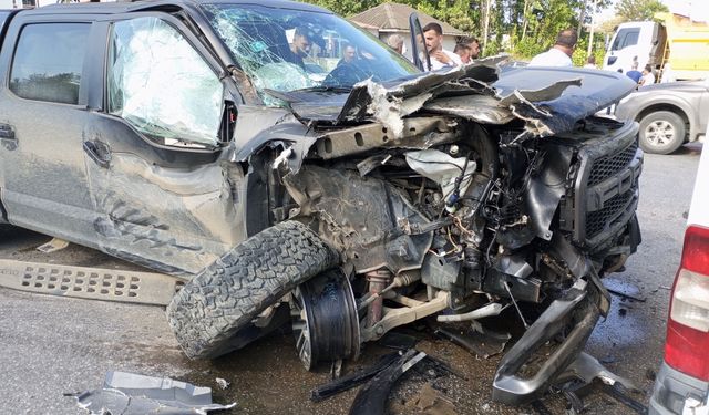 Samsun'da kamyonla çarpışan kamyonetin sürücüsü yaralandı