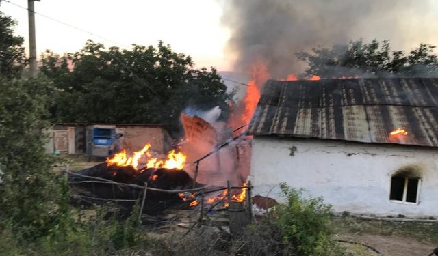 Şebinkarahisar'da çıkan yangında bir ev kullanılamaz hale geldi