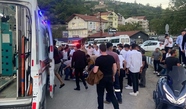 Sinop'ta düğün konvoyundaki kamyonetten düşen davulcu yaralandı
