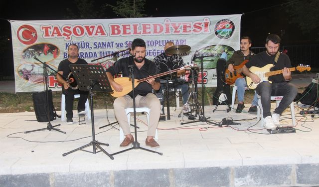 Taşova'da halk konseri düzenledi