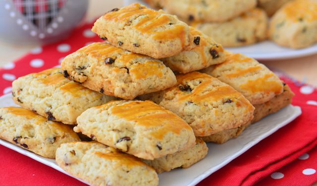 Bu kurabiye herkesin favorisi olacak: Pastaneleri kıskandıracak Üzümlü ve Limonlu tarif