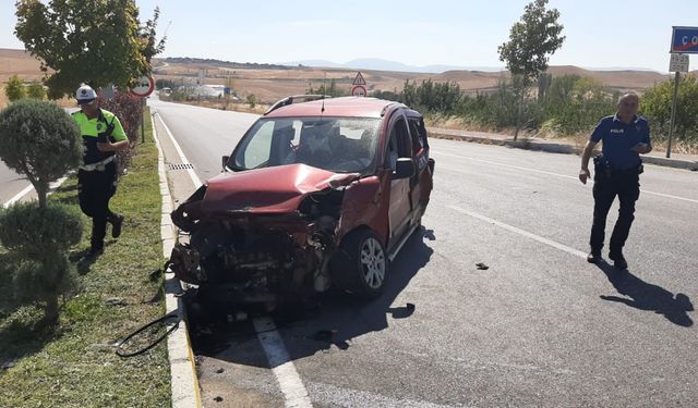 Çorum'da tır ile hafif ticari aracın çarpıştığı kazada 5 kişi yaralandı