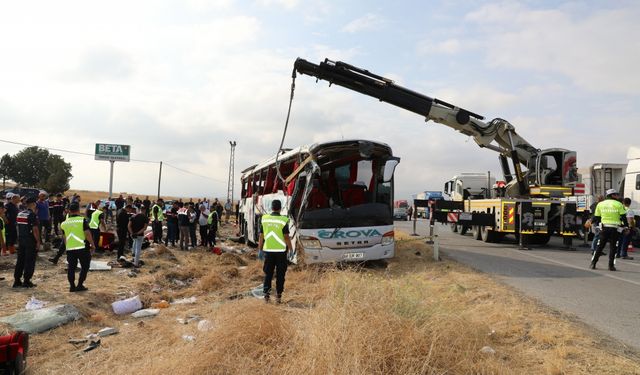 GÜNCELLEME 3 - Amasya'da devrilen yolcu otobüsündeki 6 kişi öldü, 35 kişi yaralandı
