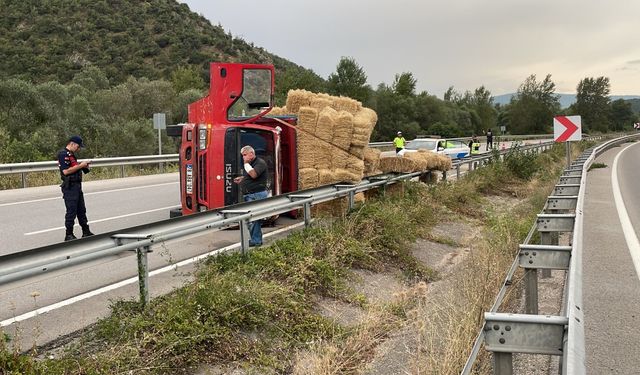 Karabük'te saman yüklü kamyonun devrilmesi sonucu 1 kişi yaralandı