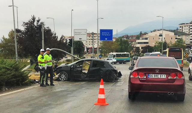 Karabük'te trafik lambasına ve panelvana çarpan otomobilin sürücüsü yaralandı