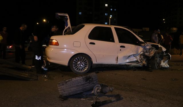 Kastamonu'da iki otomobilin çarpıştığı kazada 2 kişi yaralandı