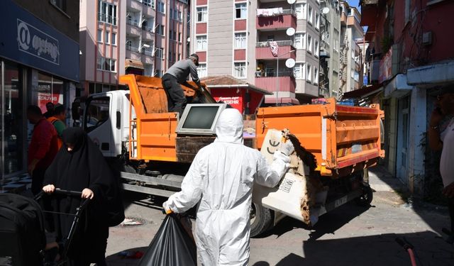 Samsun'da bir evden 2 kamyon çöp çıktı
